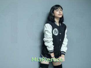 MiaPiercce Une Etudiante Sexy