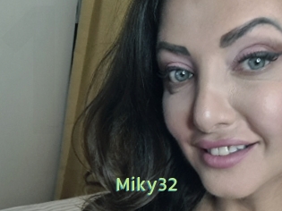 miky32 Une Etudiante Sexy