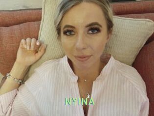NYINA Une Etudiante Sexy
