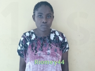 riomey44 Une Etudiante Sexy