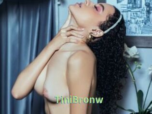 TiniBronw Une Etudiante Sexy